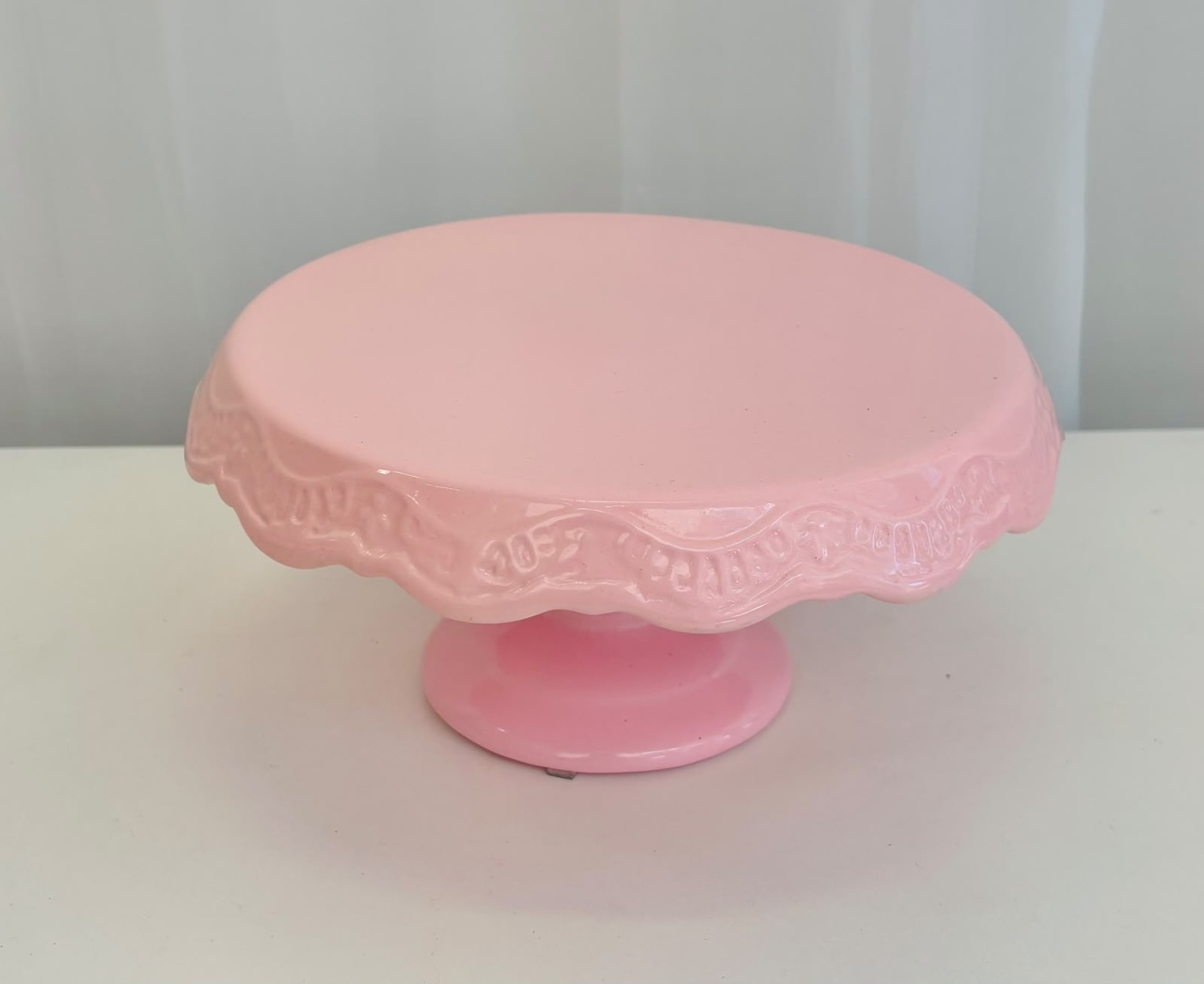 Bandeja de Cerâmica Rendada Rosa Candy Com Pé 23Cm - Ateliê Festas