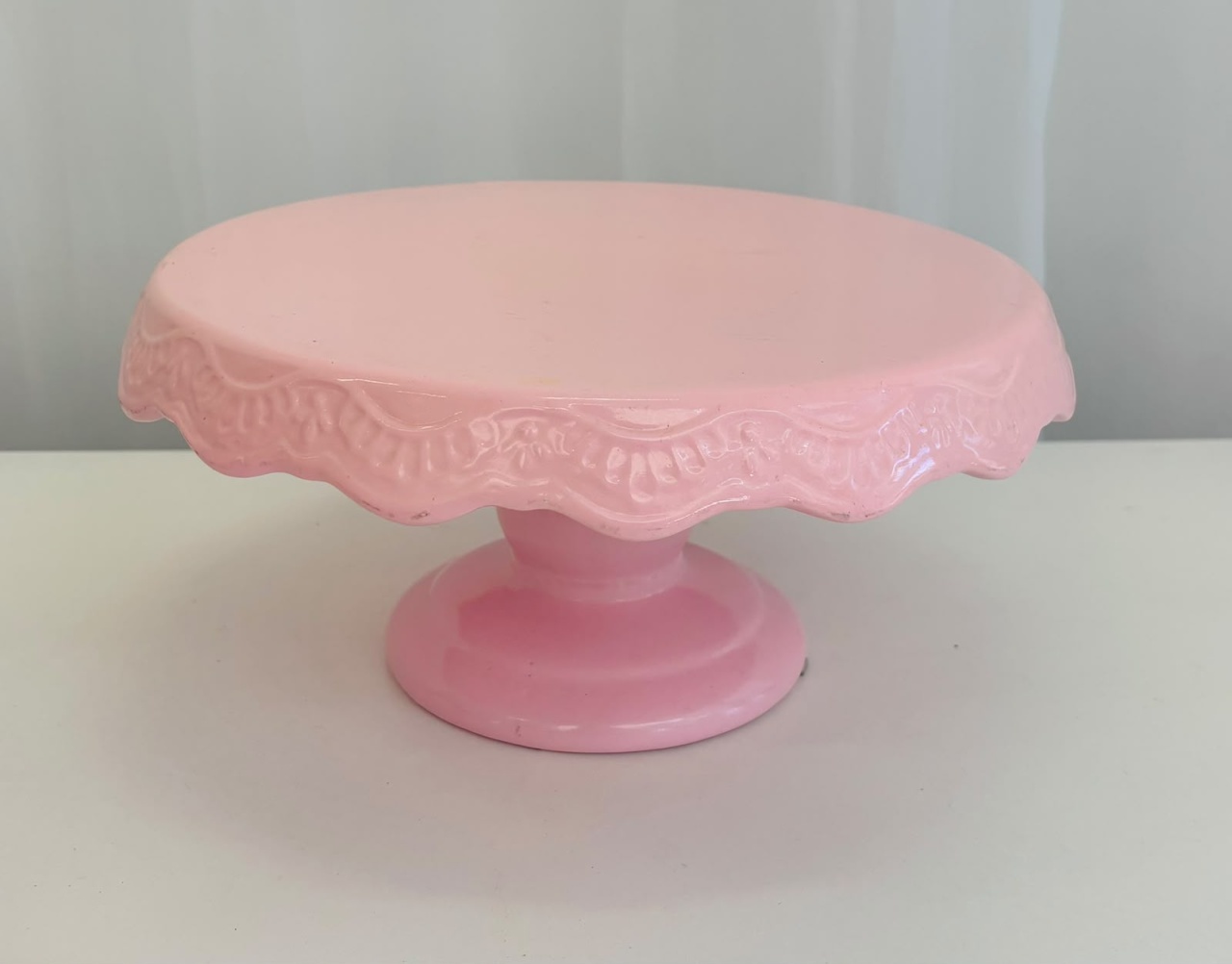 Boleira de Cerâmica Rendada Rosa Candy Com Pé 28Cm - Ateliê Festas