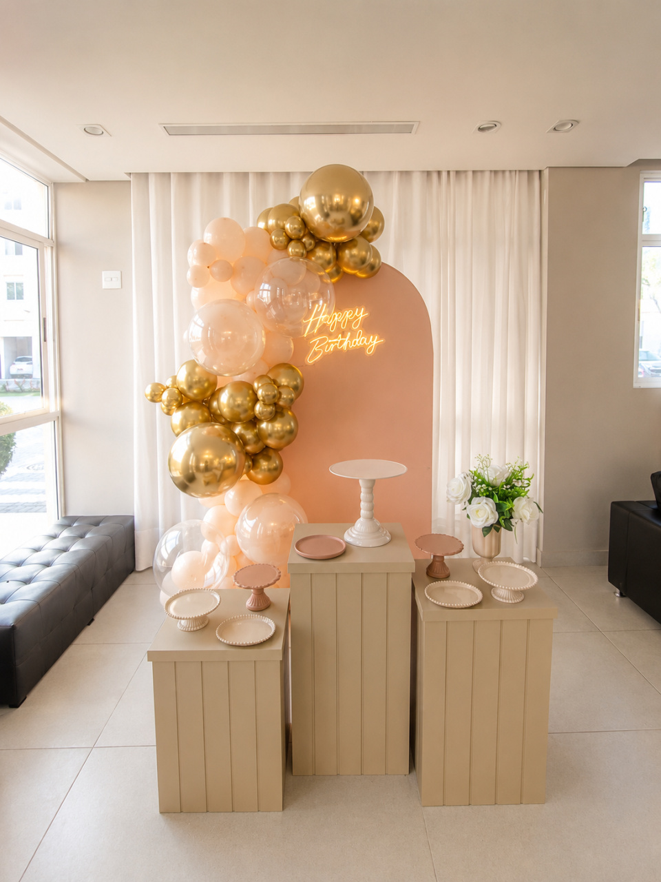 Kit Happy Birthday Led - Painel Bege Rosado Com Mesas Ripadas - Ateliê Festas