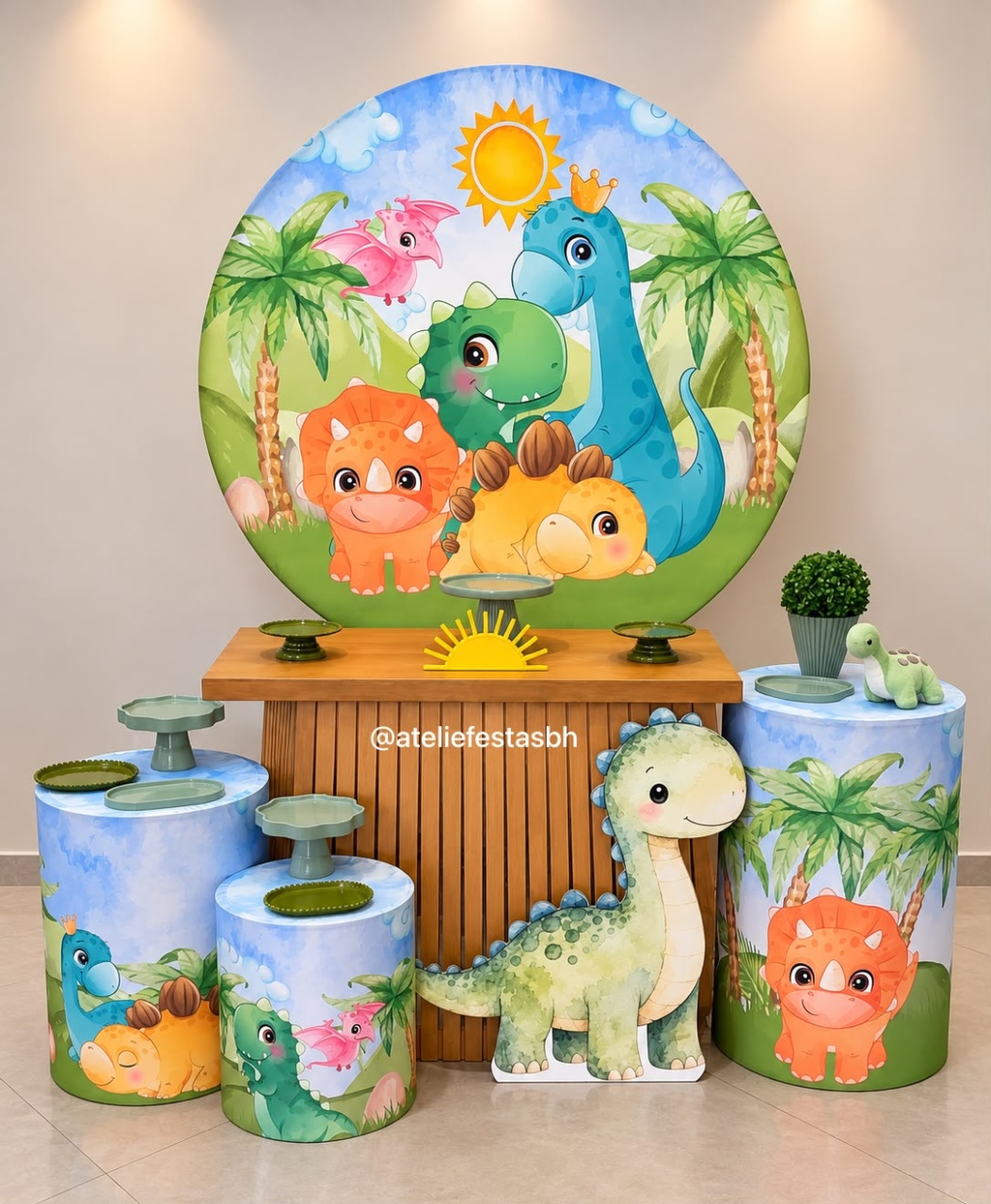 Kit Bronze Dino Baby Com Mesa Ripada + Display de Chão - Ateliê Festas