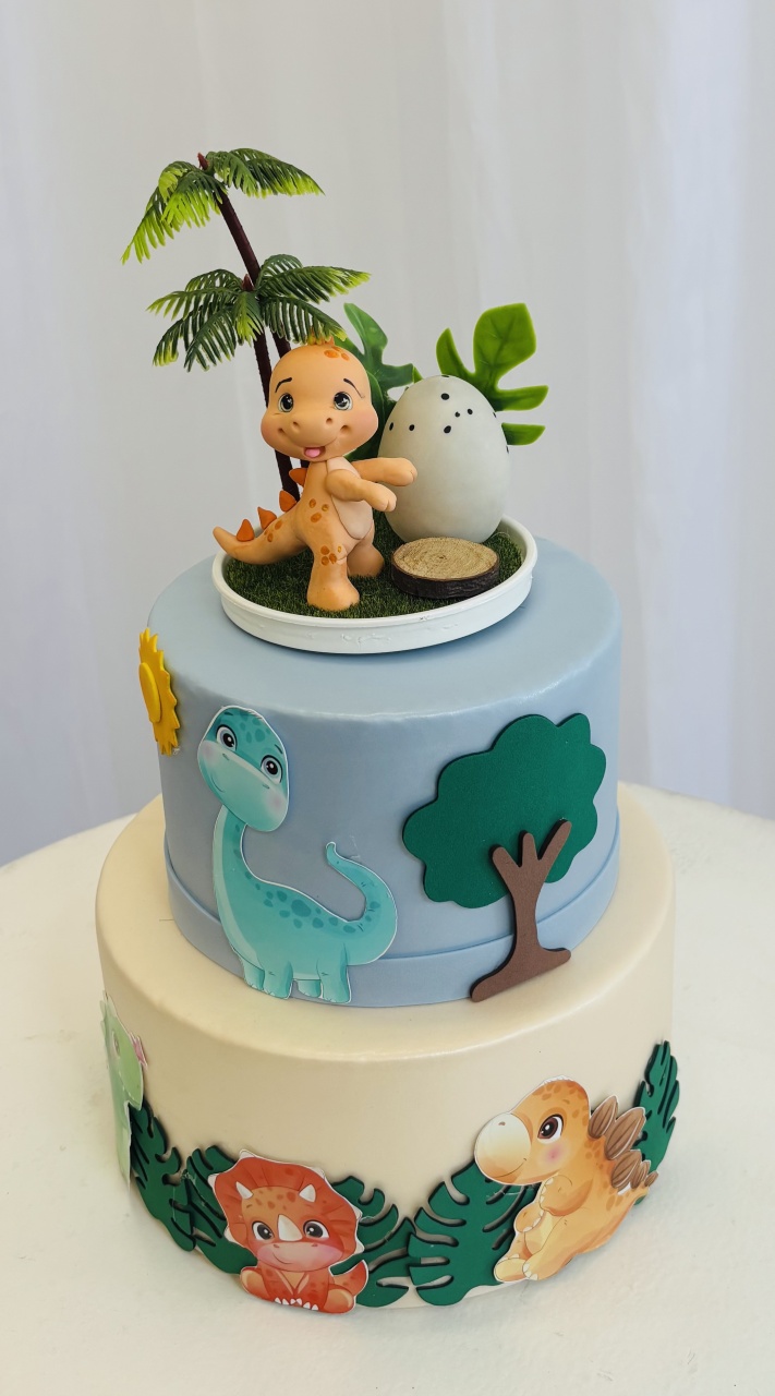 Bolo Fake Dino Baby Com Topo Em Biscuit - Ateliê Festas