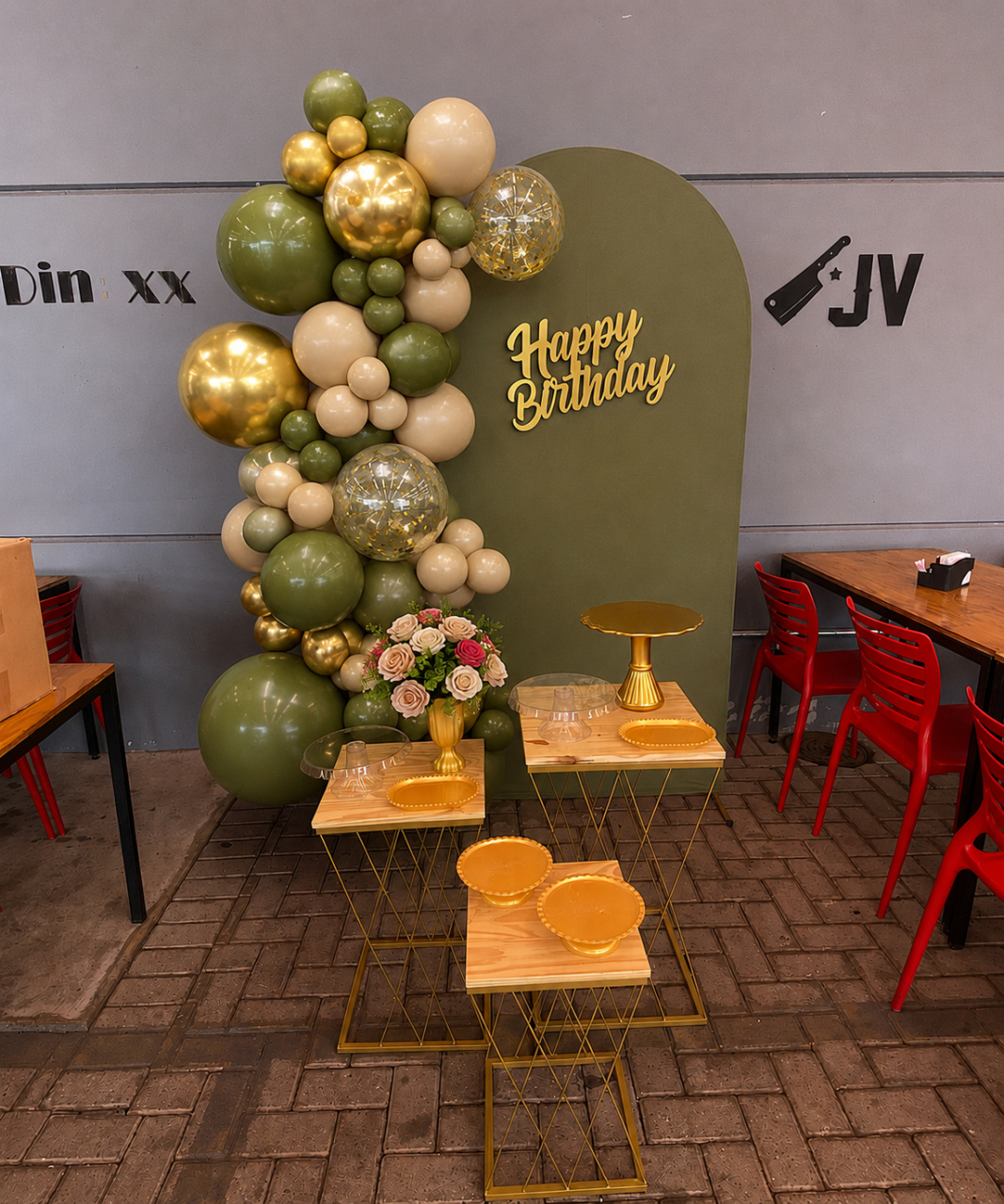 Kit Happy Birthday - Painel Verde Oliva Com Mesas Douradas - Ateliê Festas
