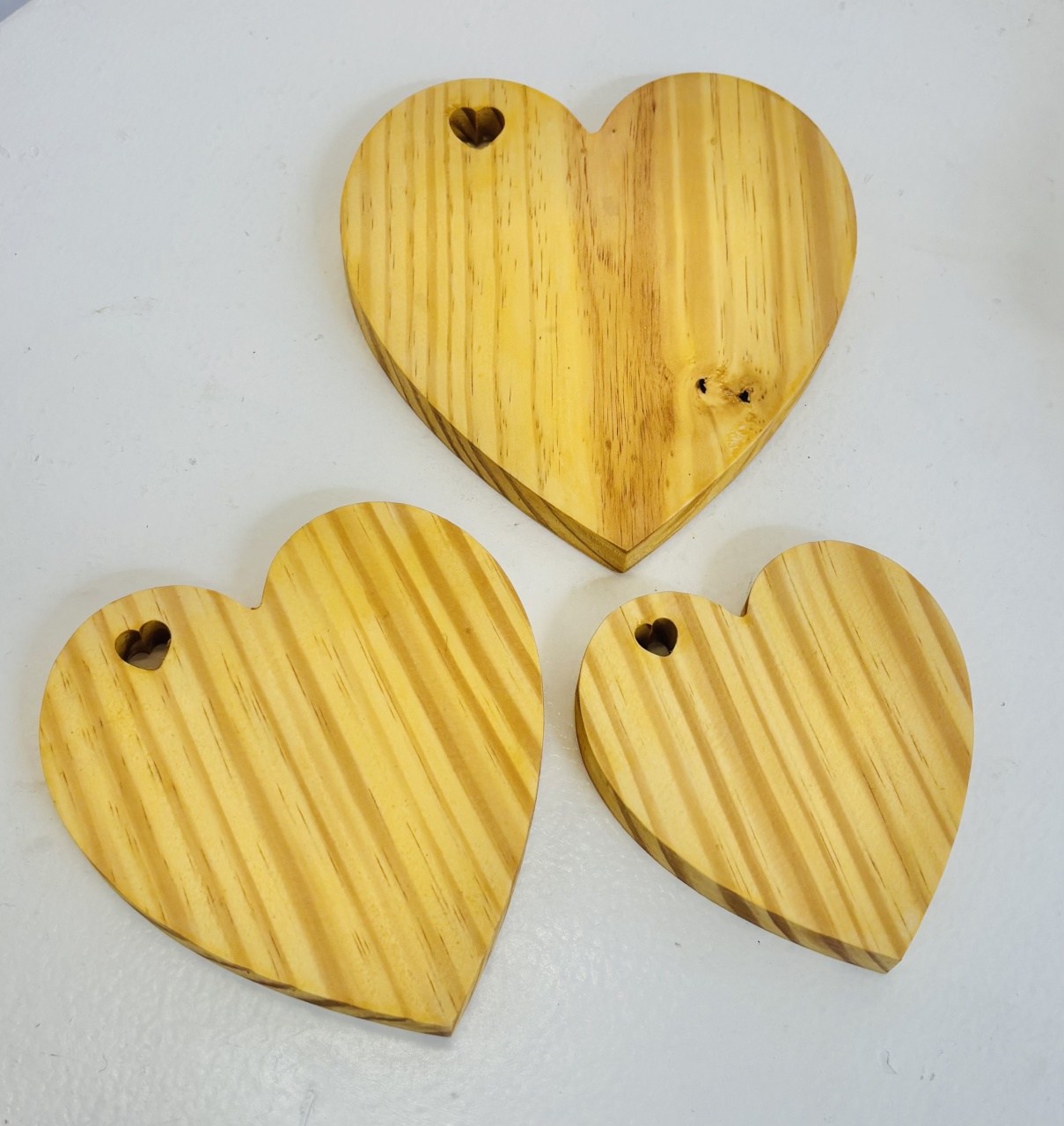 Trio de Bandejas de Coração Em Madeira - Ateliê Festas