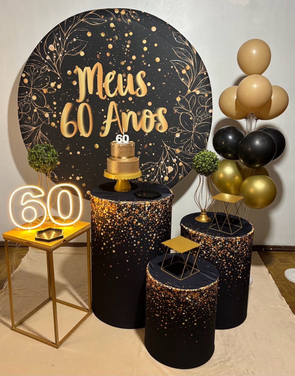 60 Anos - Preto E Dourado C/ Cilindros + Led - Decoreli Decorações Pegue e Monte
