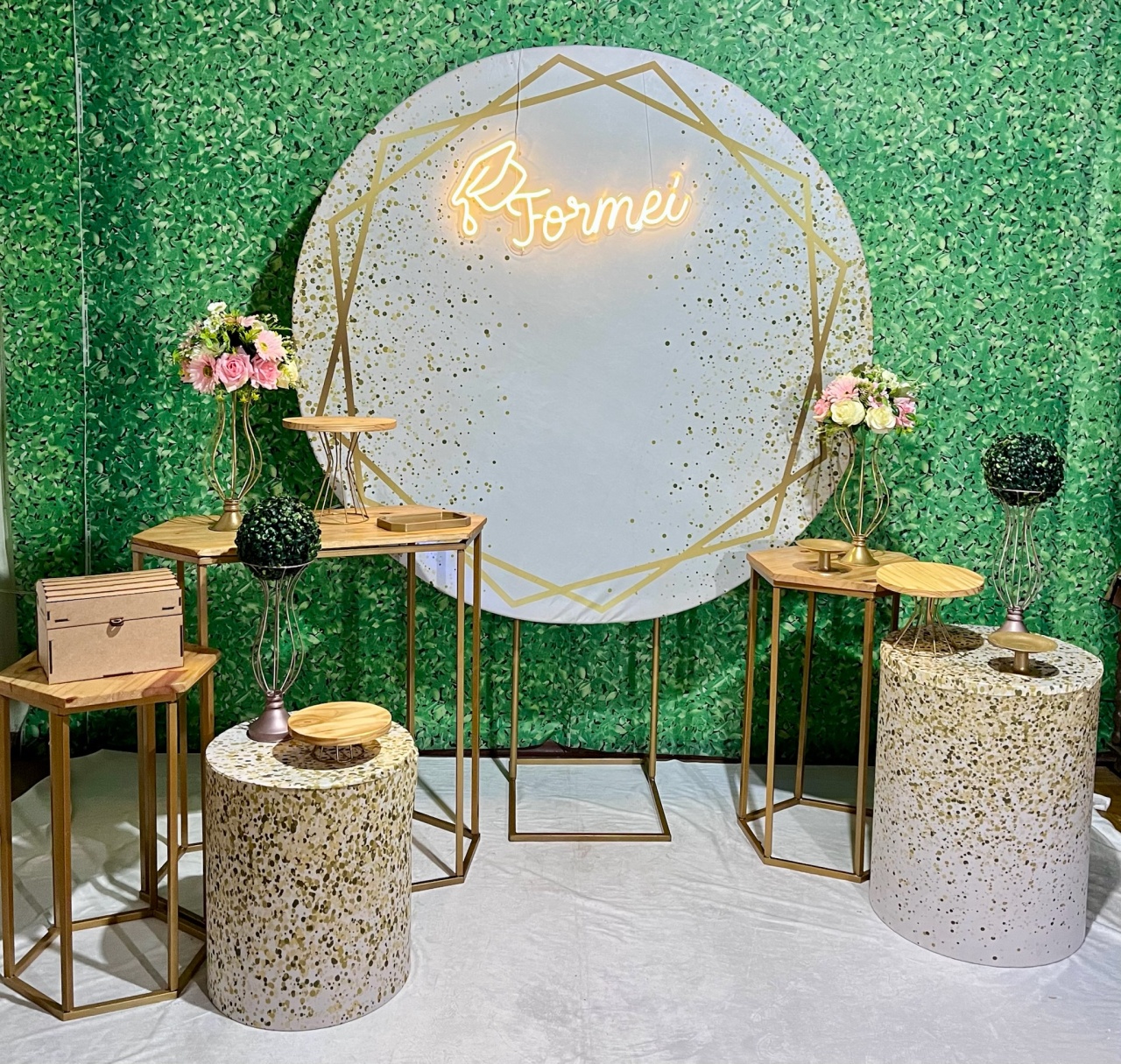 Formatura Branco E Dourado C/Led - Decoreli Decorações Pegue e Monte