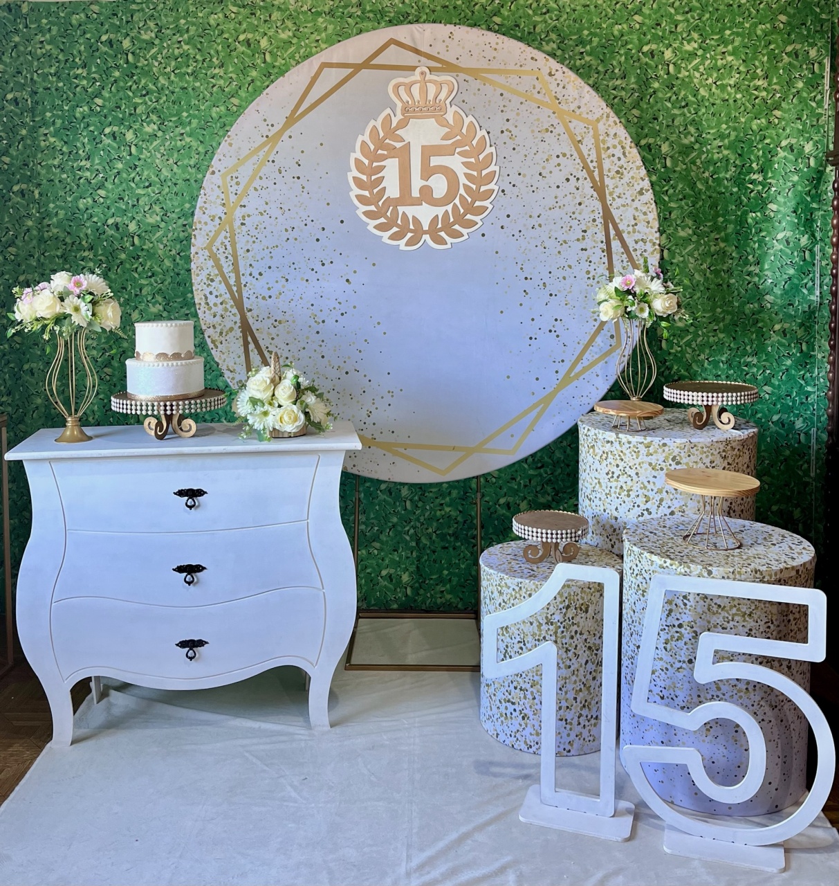 15 Anos Branco E Dourado - Decoreli Decorações Pegue e Monte