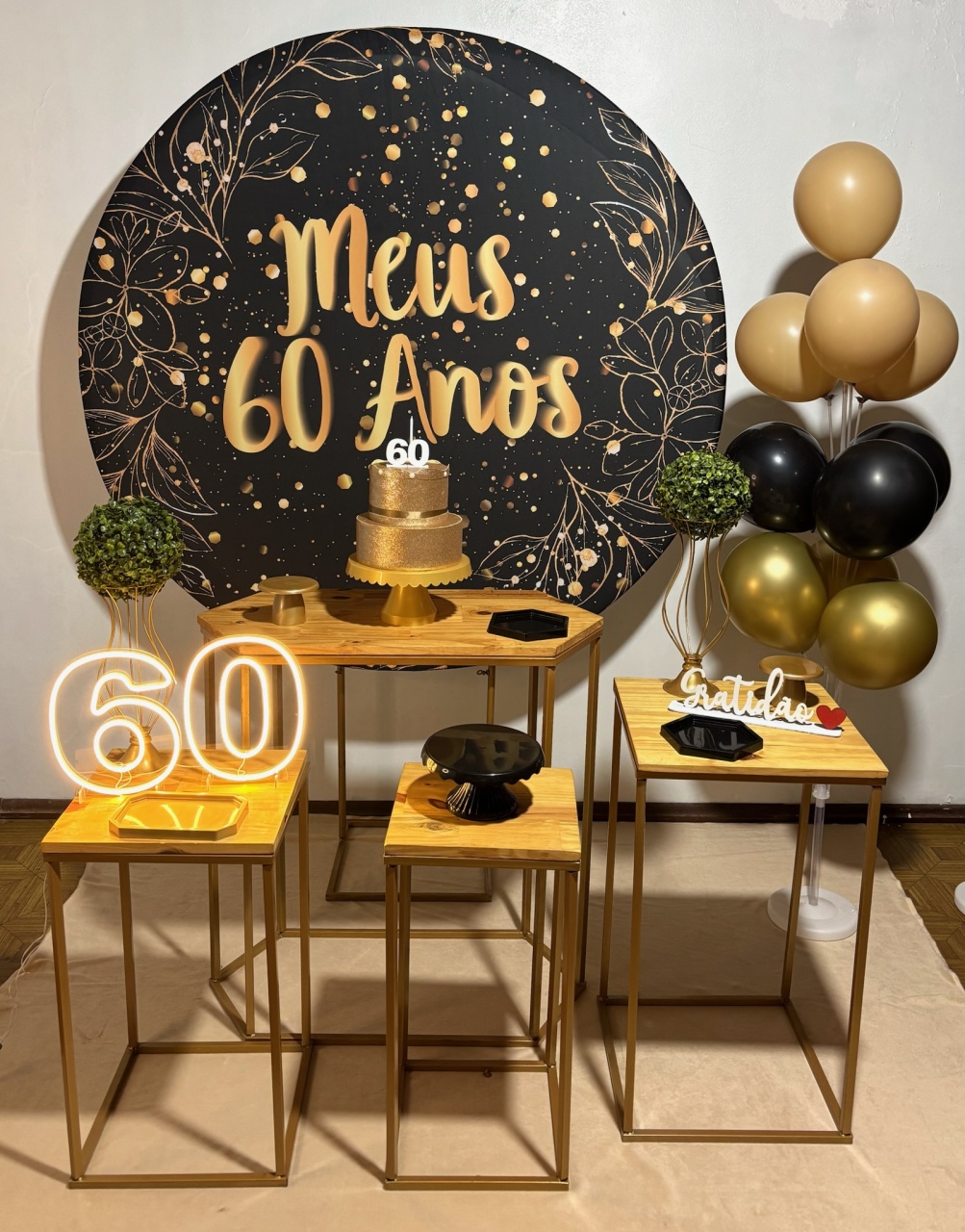 60 Anos - Preto E Dourado + Led - Decoreli Decorações Pegue e Monte