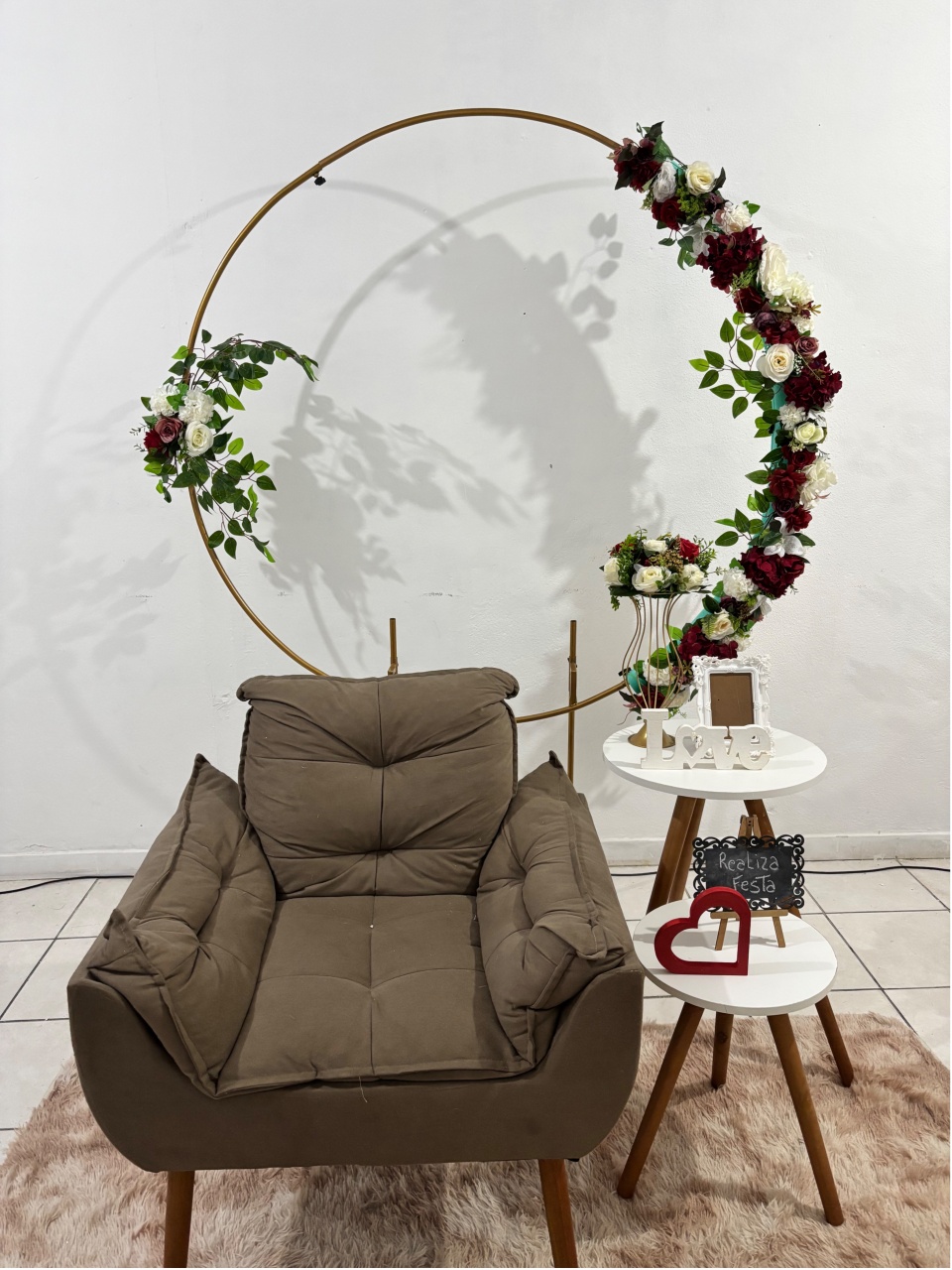 Kit Encontro de Casais Luxo Arco de Flores Vermelho Sem Tecido - Realiza Festa