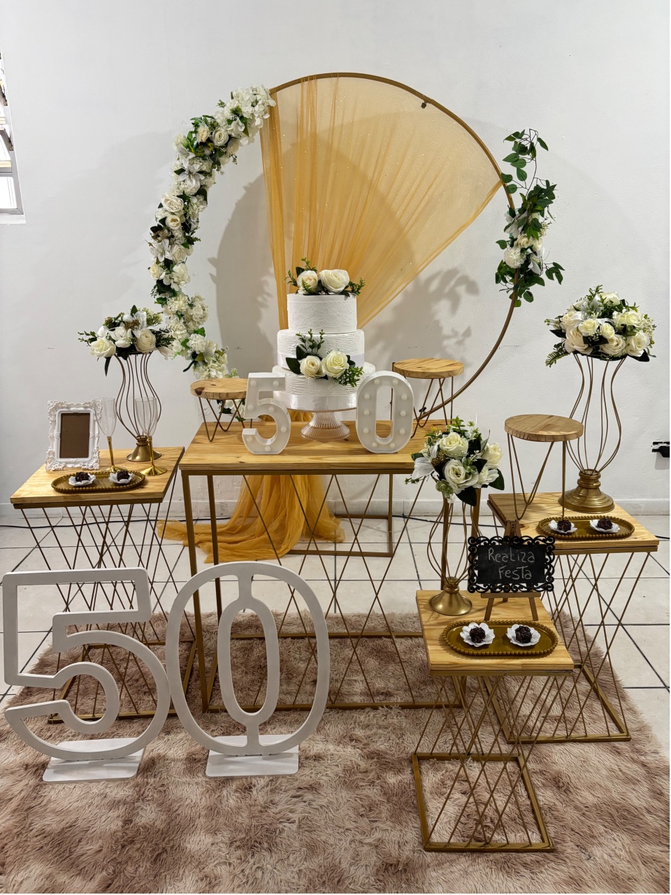 Kit Luxo Adulto Feminino Arco Branco Com Tecido Dourado - Realiza Festa