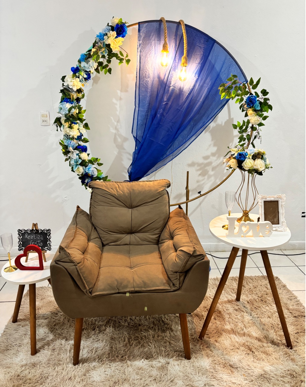 Kit Encontro de Casais Luxo Arco de Flores Azul Com Tecido Azul Escuro - Realiza Festa