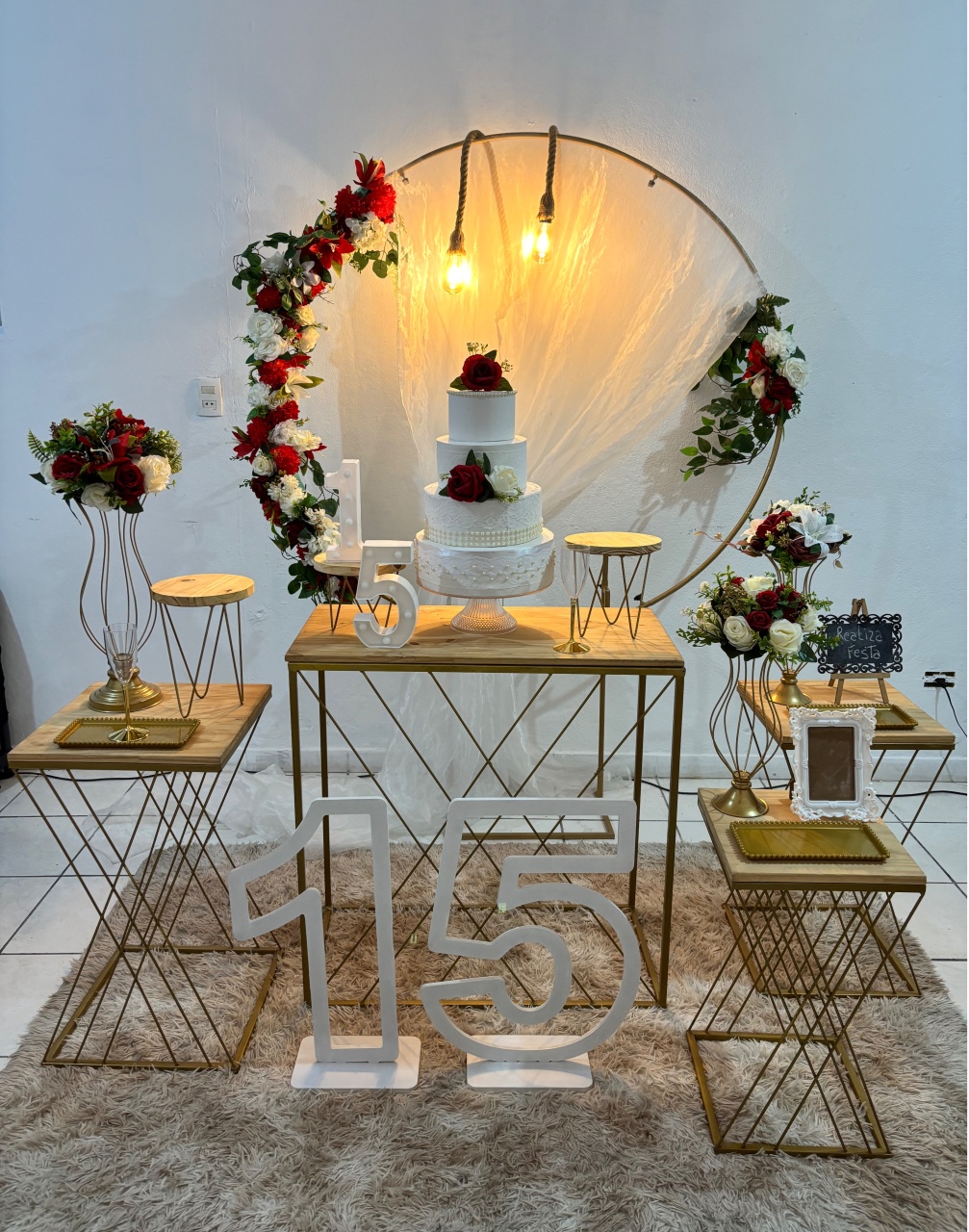 Kit Premium 15 Anos Arco Vermelho Com Tecido Branco - Realiza Festa