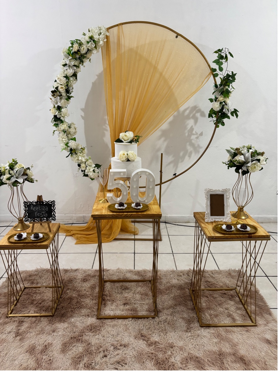 Kit Festa Adulto Feminino Arco Branco Com Tecido Dourado - Realiza Festa