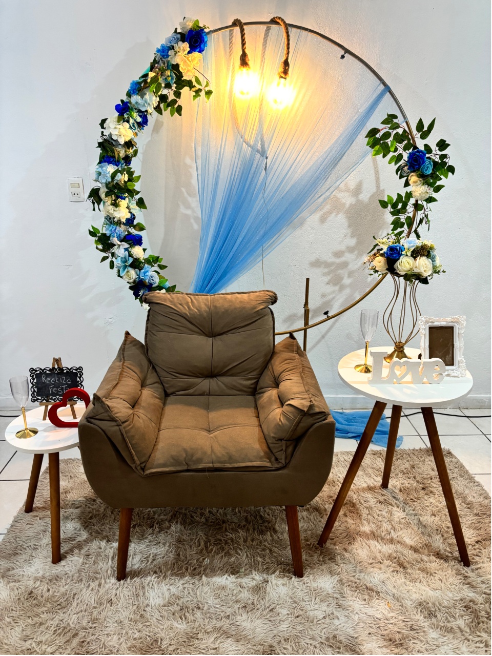 Kit Encontro de Casais Luxo Arco de Flores Azul Com Tecido Azul Claro - Realiza Festa