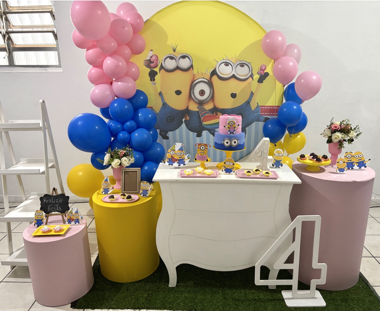 Kit Luxo Aniversário Feminino Minions - Realiza Festa
