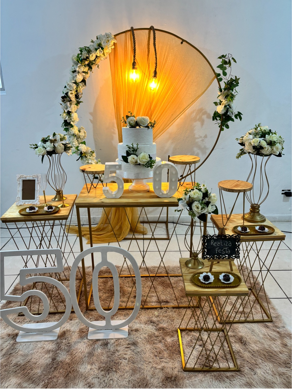 Kit Premium Adulto Feminino Arco Branco Com Tecido Dourado - Realiza Festa