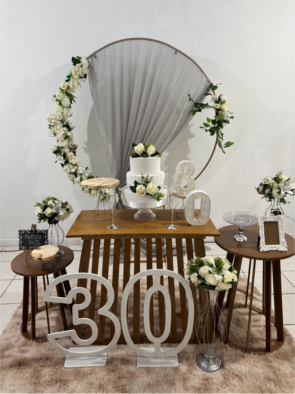 Kit Luxo Adulto Feminino Rústico Arco Branco Com Tecido Prata - Realiza Festa