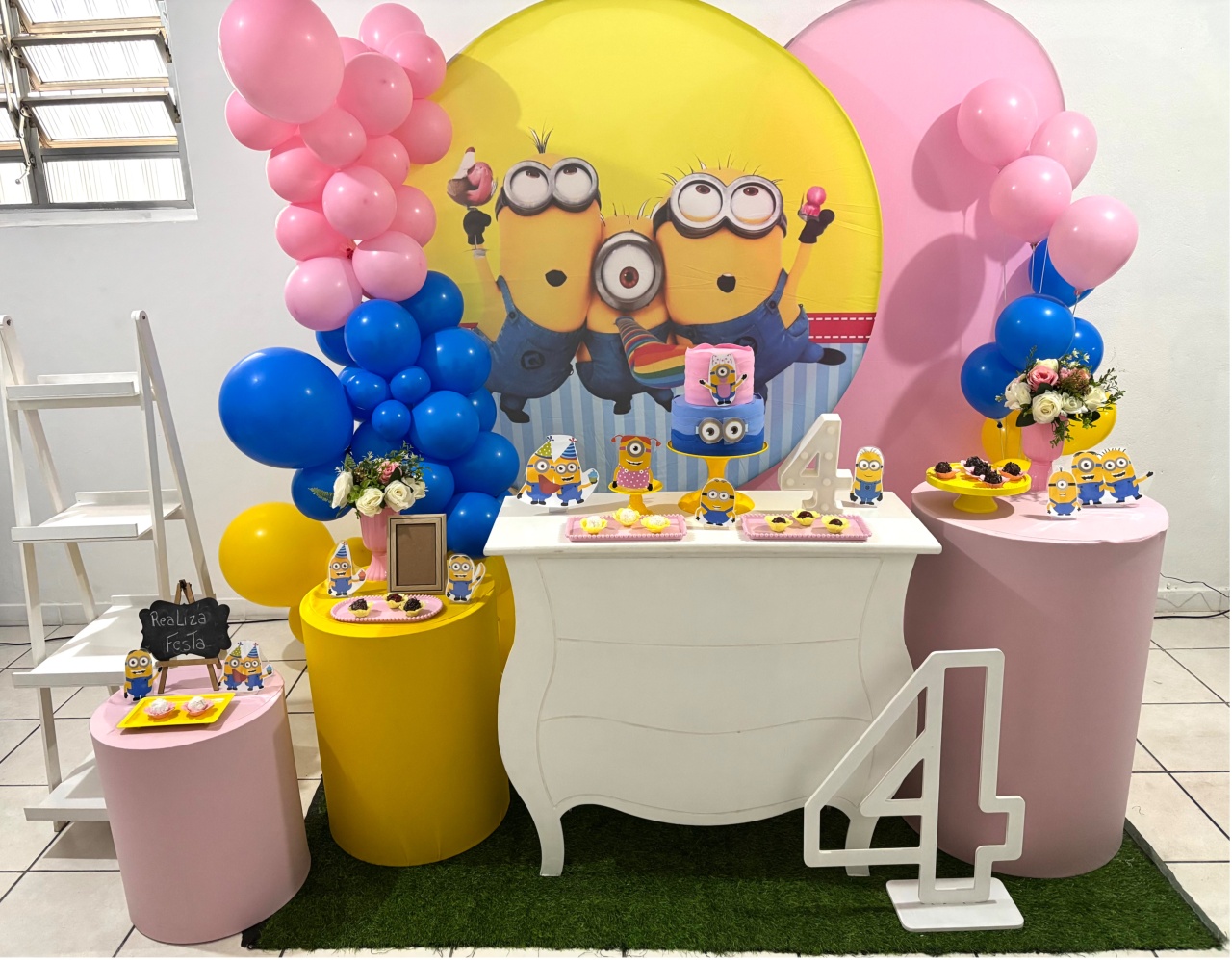 Kit Premium Aniversário Feminino Minions - Realiza Festa