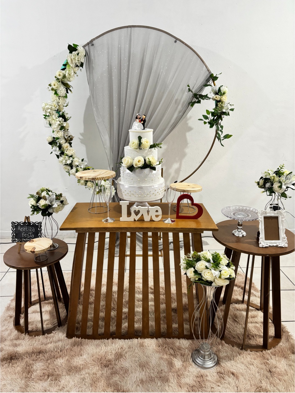 Kit Luxo Casamento Rústico Arco Branco Com Tecido Prata) - Realiza Festa