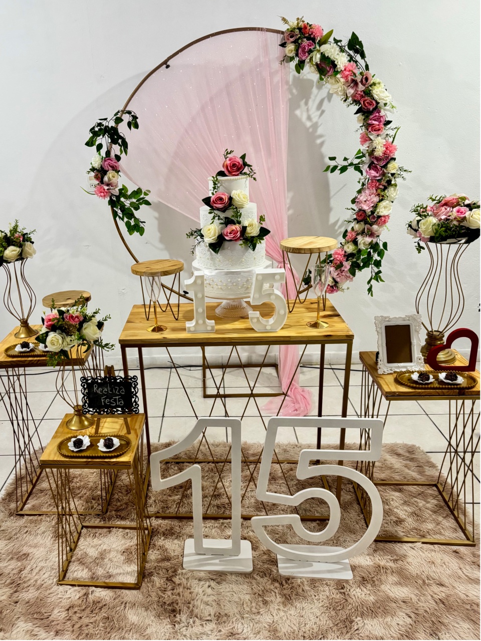 Kit Luxo 15 Anos Arco Rosa Com Tecido Rosa - Realiza Festa