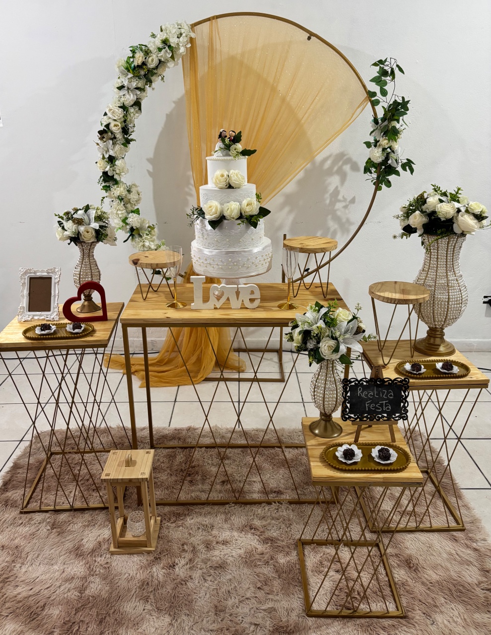 Kit Luxo Casamento Arco Branco Com Tecido Dourado - Realiza Festa