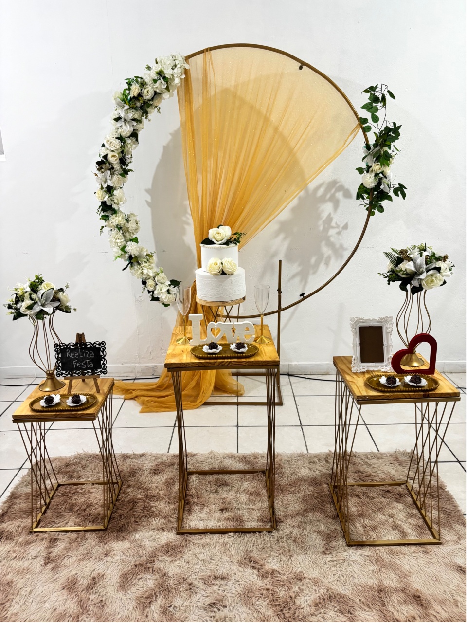 Kit Festa Casamento Arco Branco Com Tecido Dourado - Realiza Festa