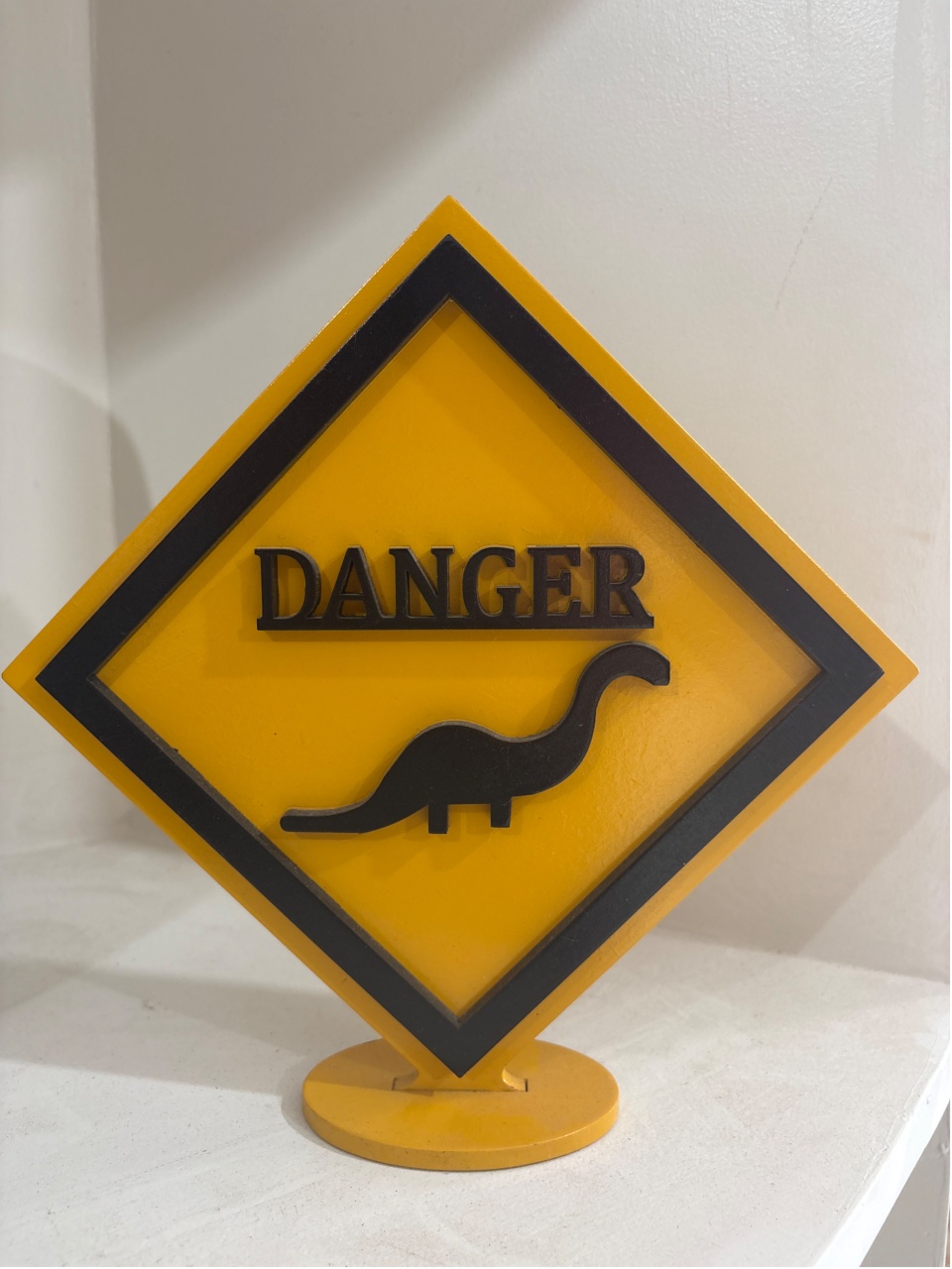 Placa Dino Danger - LÊ FESTAS LOCAÇÃO DE 