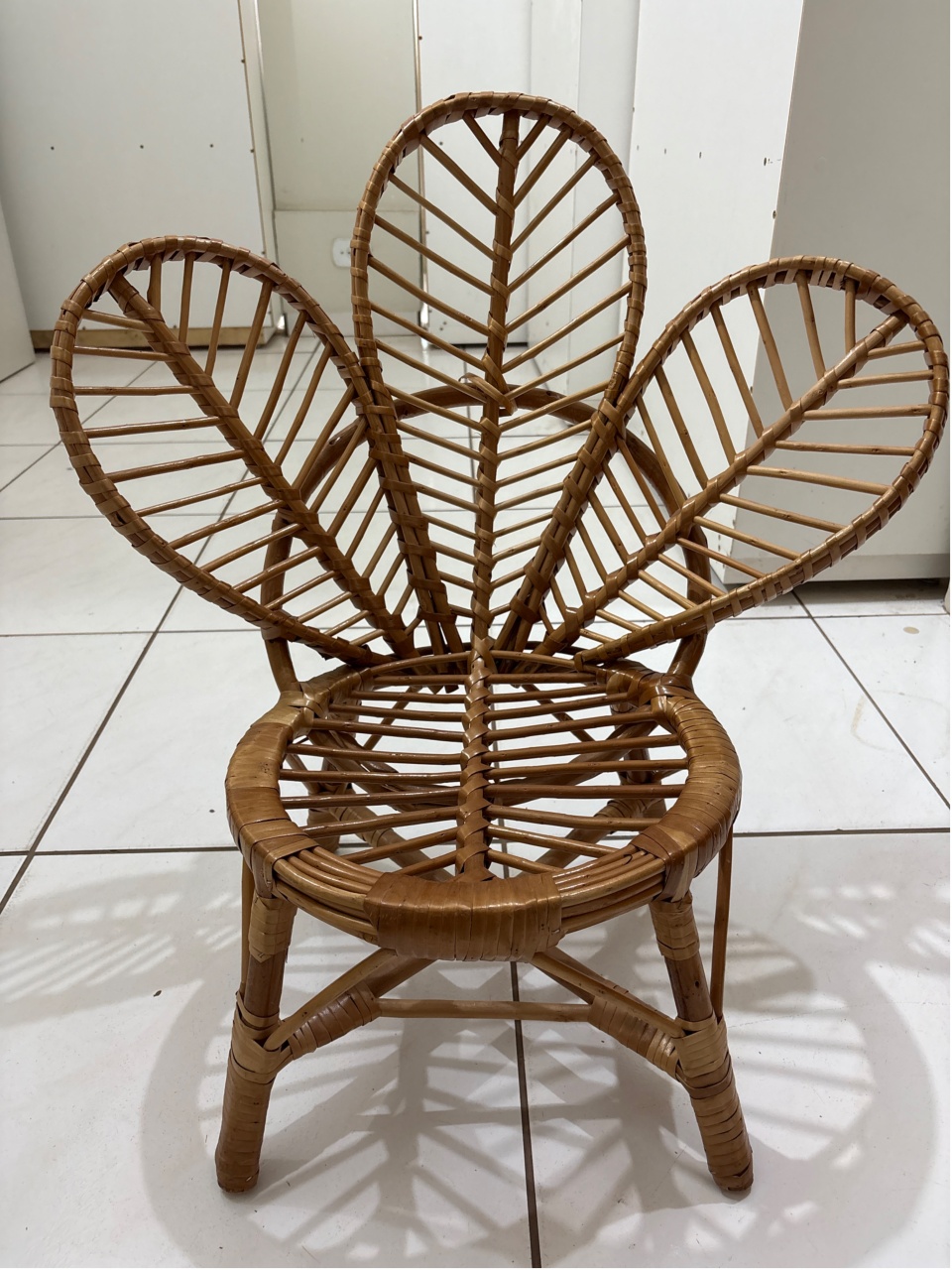 Cadeira Flor Infantil - LÊ FESTAS LOCAÇÃO DE 