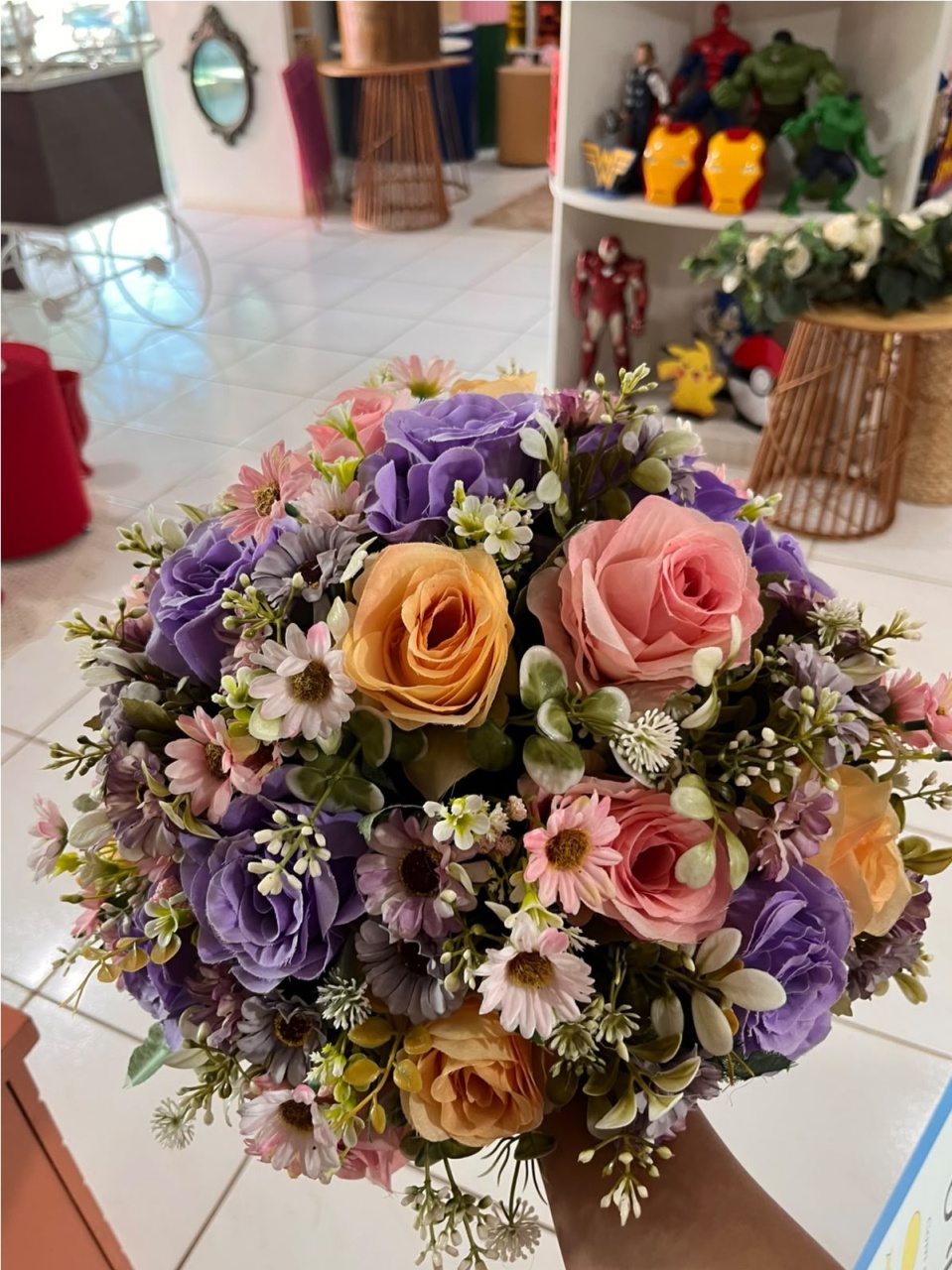 Arranjo Bola M - Primavera Rosas Roxo, Rosa, Salmão E Flores Do Campo 20Cm - LÊ FESTAS LOCAÇÃO DE 