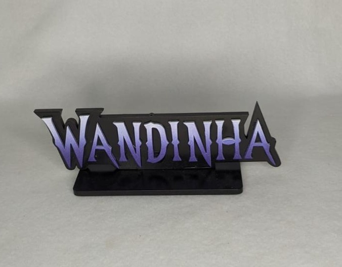 Display Adesivo Nome Wandinha - LÊ FESTAS LOCAÇÃO DE 