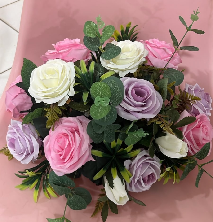 Arranjo P - Rosas Brancas, Rosas Bb E Rosas Lilás - LÊ FESTAS LOCAÇÃO DE 