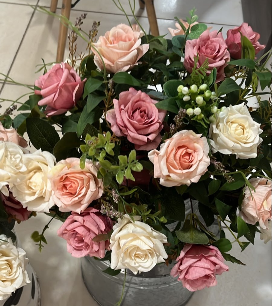 Arranjo M - Rosas Brancas E Rosa Antigo - LÊ FESTAS LOCAÇÃO DE 