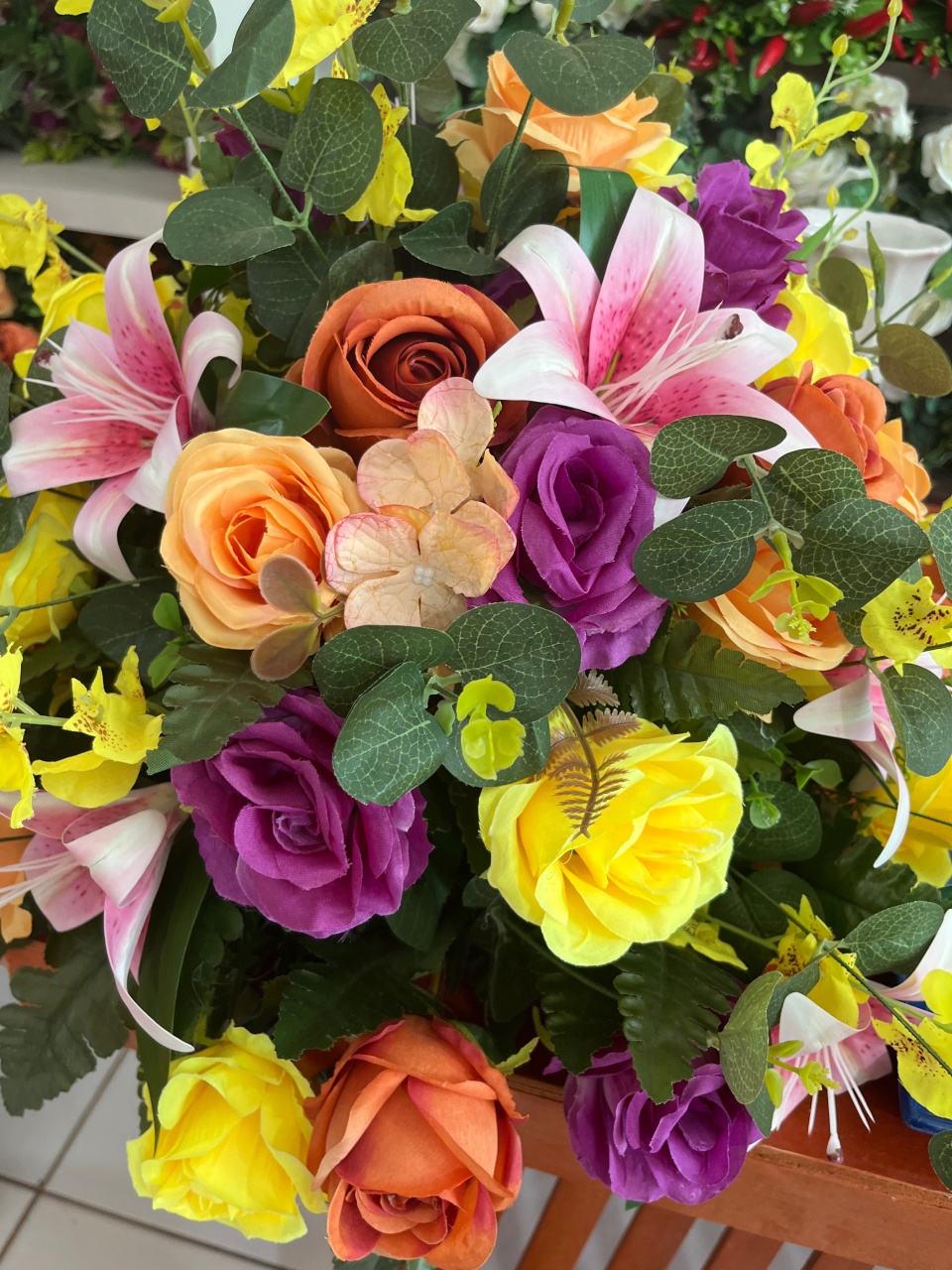 Arranjo Bola Gg - Floral Rosas Diversas, Lirios E Orquideas 35Cm - LÊ FESTAS LOCAÇÃO DE 