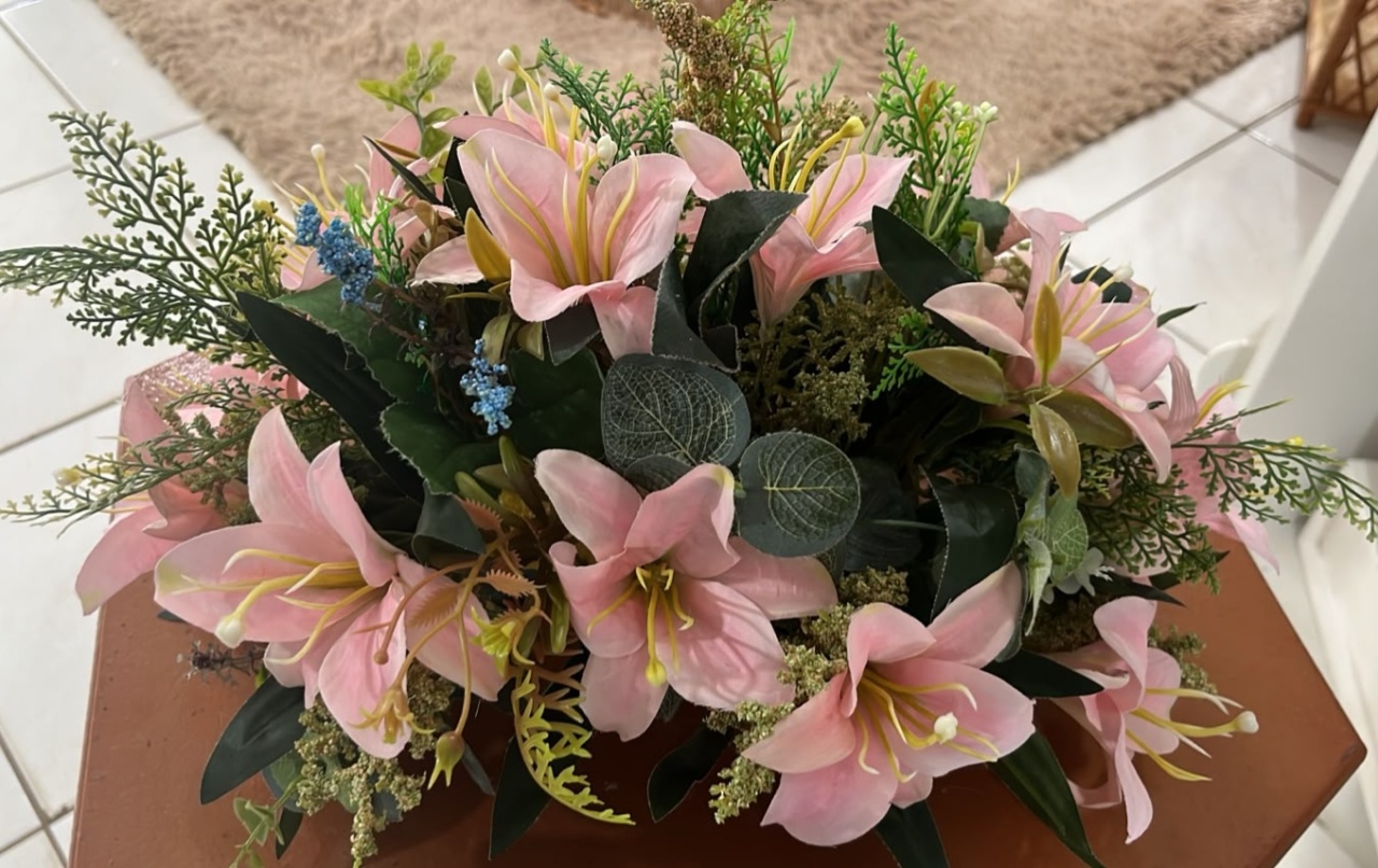Arranjo de Flores Lírios Rosas Bb - LÊ FESTAS LOCAÇÃO DE 