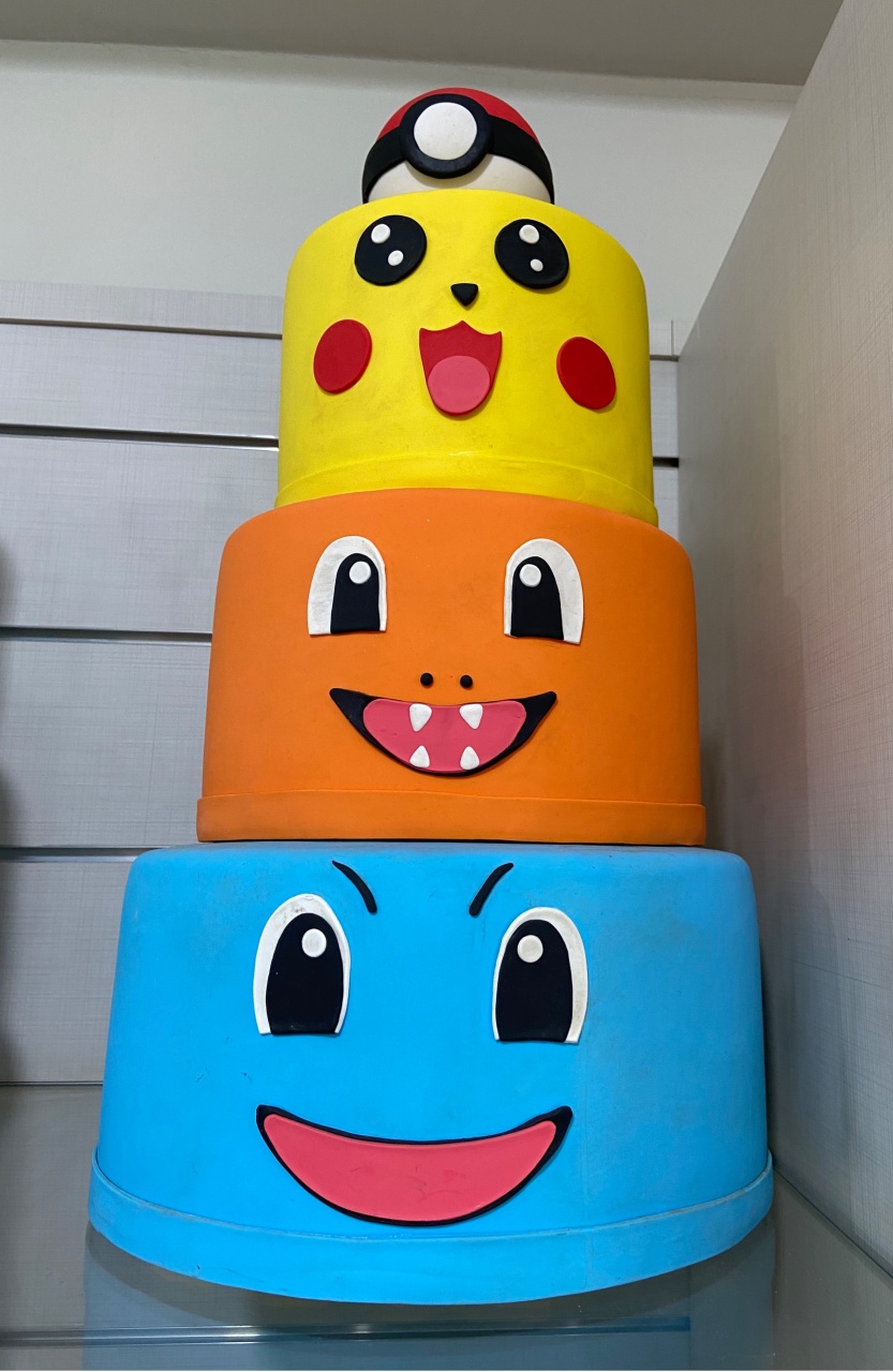Bolo Pokemon 3 Andares - LÊ FESTAS LOCAÇÃO DE 
