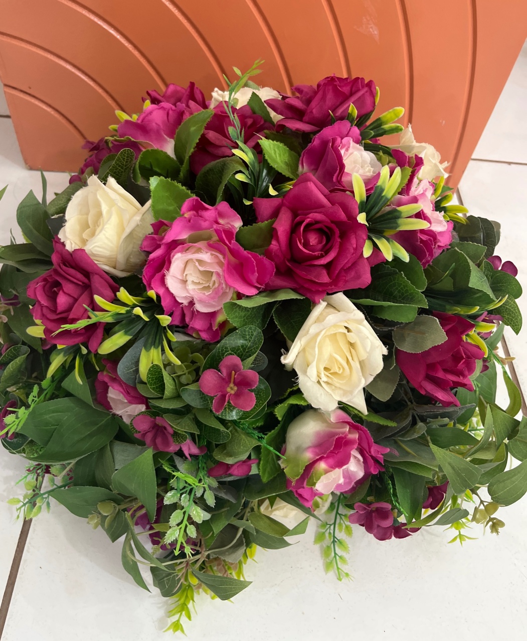 Arranjo Bola G- Rosas Brancas Com Rosas Fucsias - LÊ FESTAS LOCAÇÃO DE 