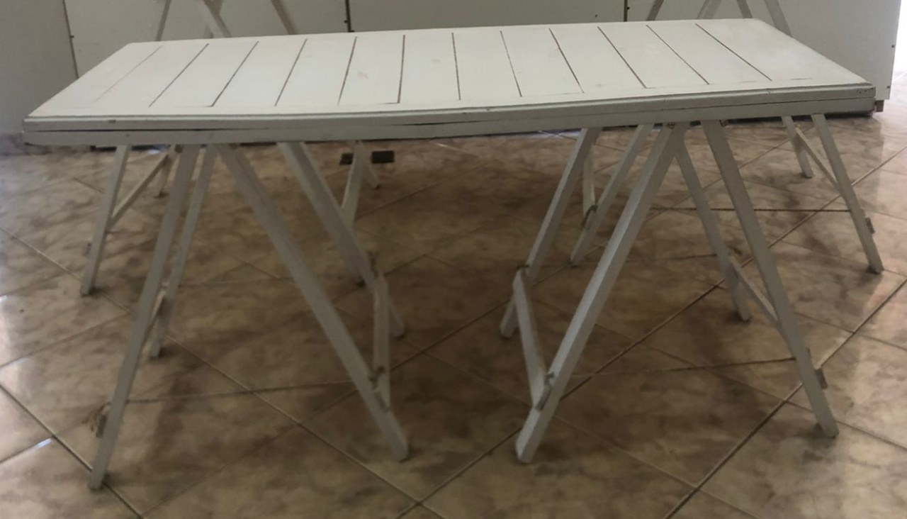 Mesa Cavalete Patina Branca M 1,20X0,50 - LÊ FESTAS LOCAÇÃO DE 