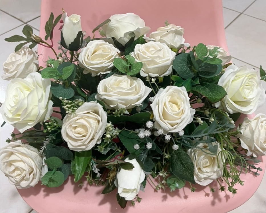 Arranjo Rosas Brancas - LÊ FESTAS LOCAÇÃO DE 