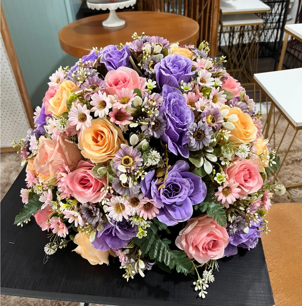 Arranjo Bola G - Primavera Rosas Roxo, Rosa, Salmão E Flores Do Campo 30Cm - LÊ FESTAS LOCAÇÃO DE 
