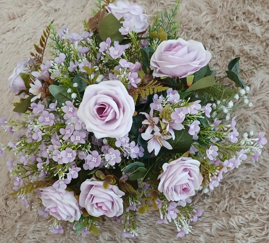 Arranjo M - Flores E Rosas Lilás - LÊ FESTAS LOCAÇÃO DE 
