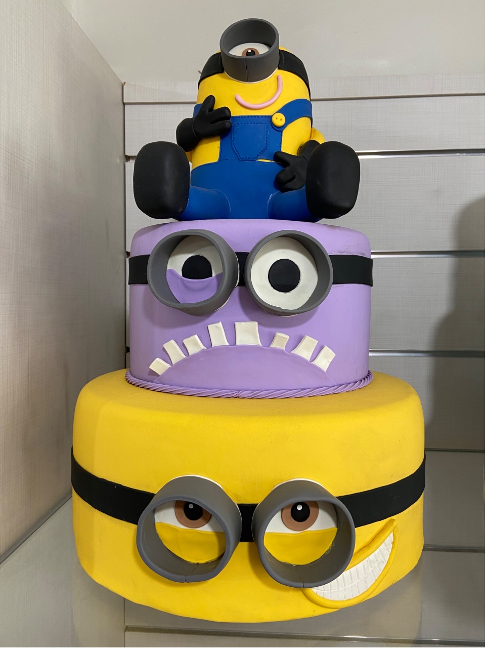 Bolo Minnios 3 Andares - LÊ FESTAS LOCAÇÃO DE 