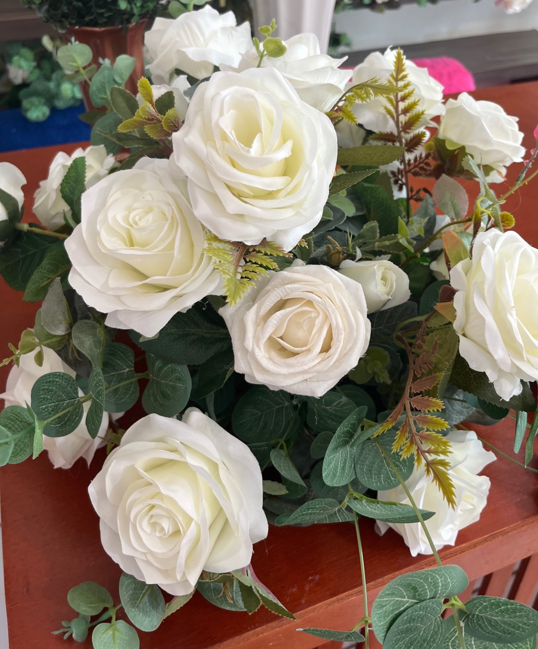 Arranjo Macarrão P- Rosas Brancas - LÊ FESTAS LOCAÇÃO DE 