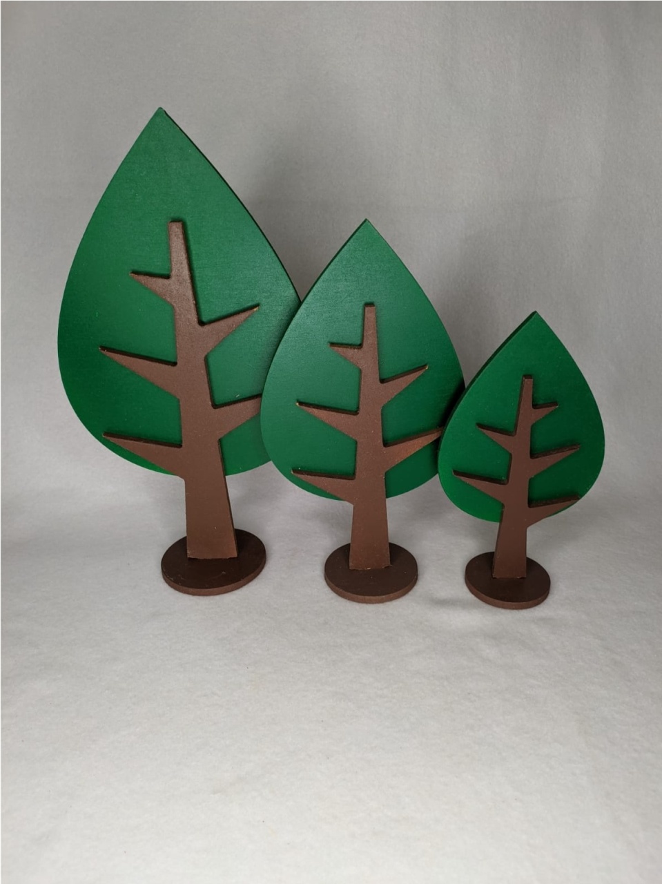 Trio de Arvores de Mesa Verde Bandeira - LÊ FESTAS LOCAÇÃO DE 