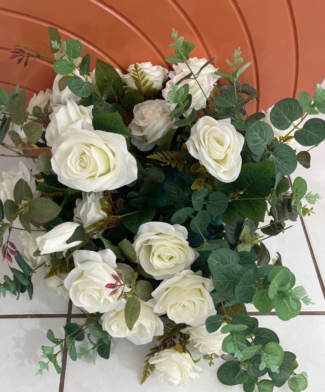 Arranjo Macarrão G-Rosas Brancas - LÊ FESTAS LOCAÇÃO DE 