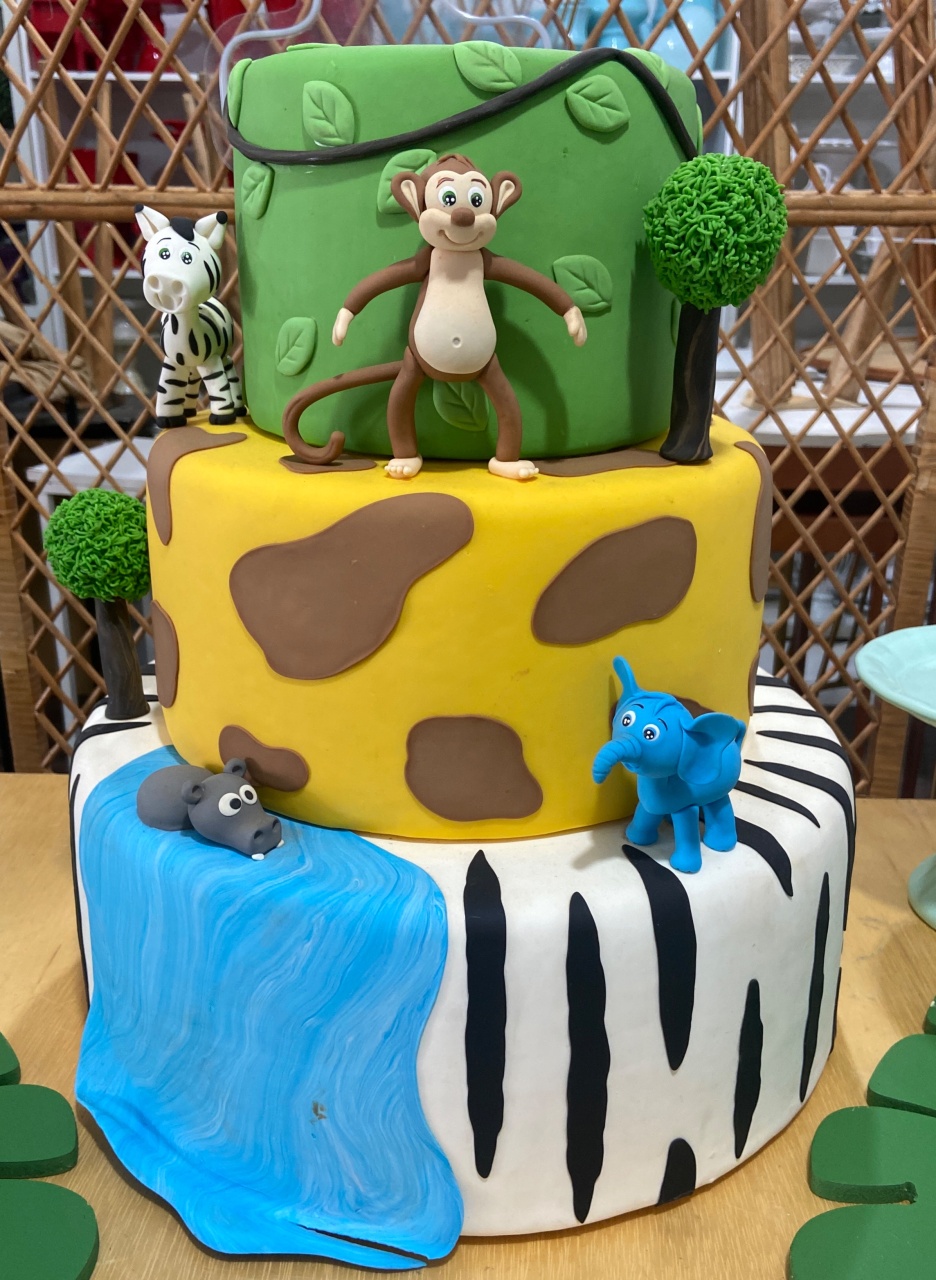 Bolo Safari 3 Andares - LÊ FESTAS LOCAÇÃO DE 