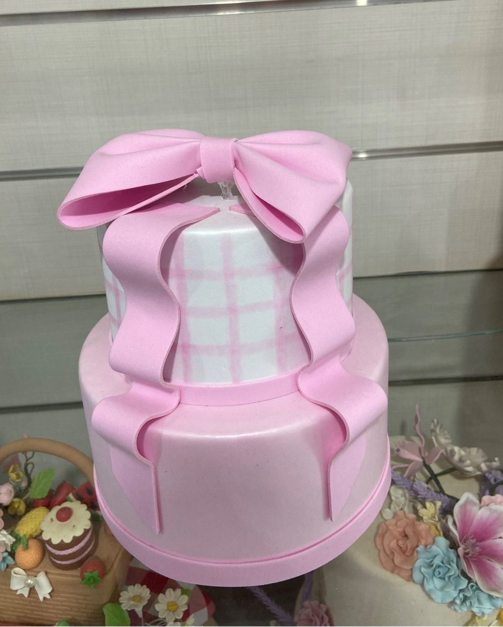 Bolo Laço Rosa Eva - LÊ FESTAS LOCAÇÃO DE 