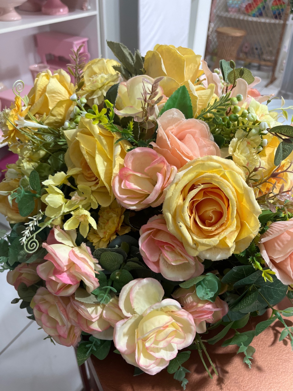 Arranjo Bola G- Rosas Amarelo, Rosas Salmao, Rosas Salmao - LÊ FESTAS LOCAÇÃO DE 