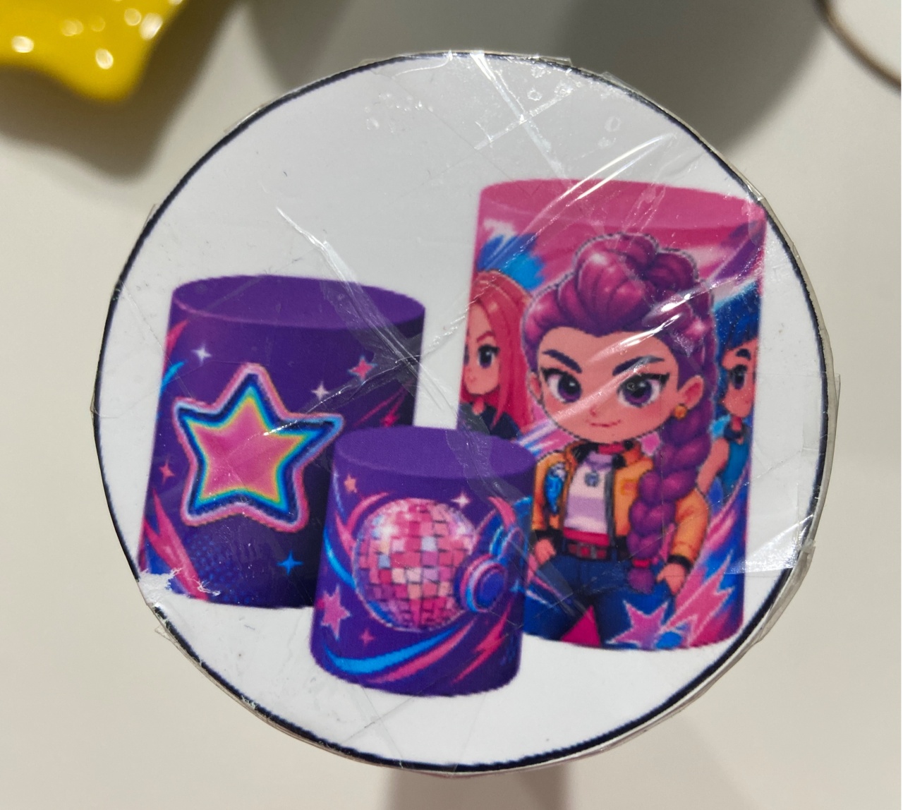 Capa Cilindro M - Guerreiras Do K-Pop Kids (Estrela Colorida) - LÊ FESTAS LOCAÇÃO DE 