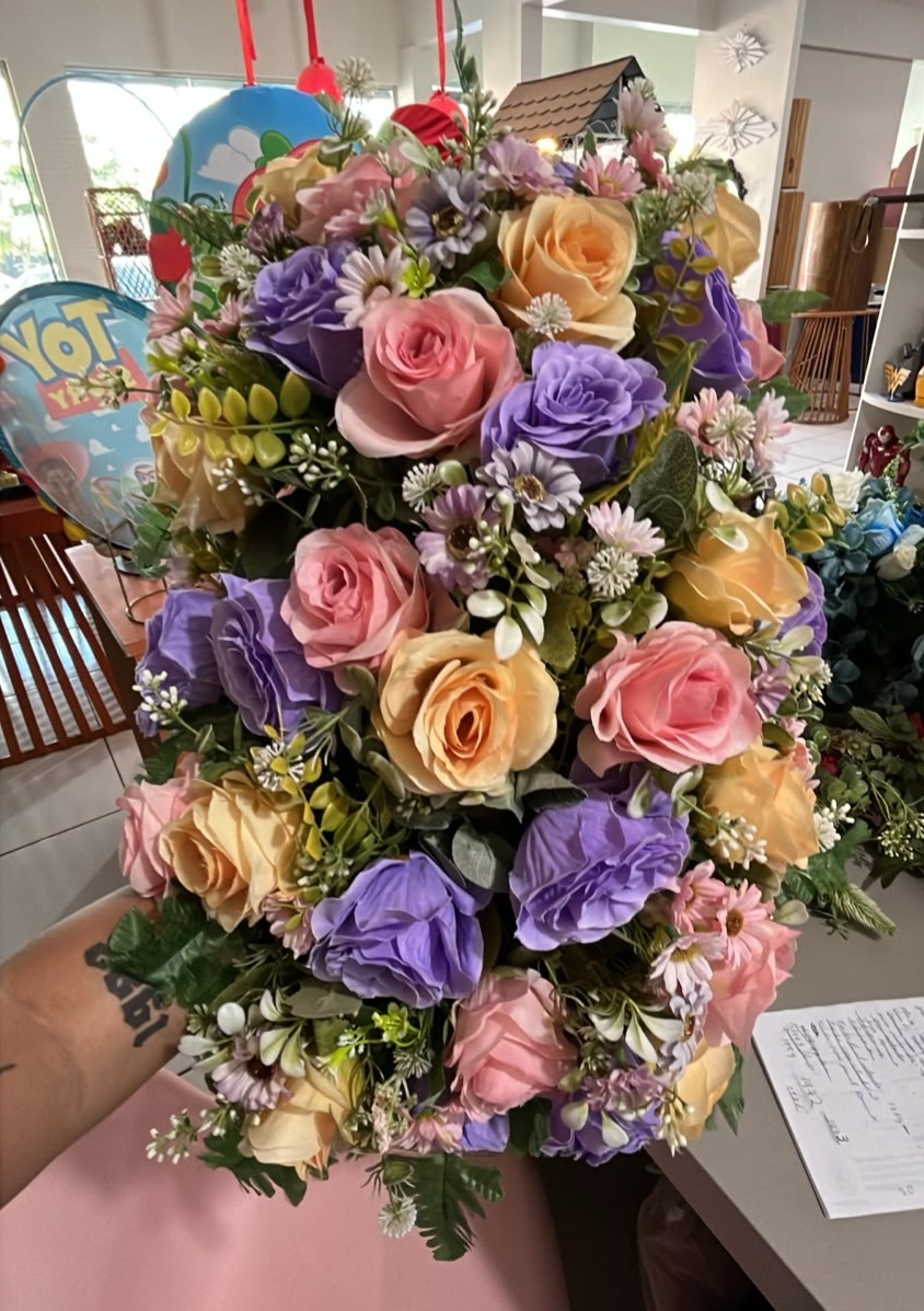 Buque Macarrao 50Cm Primavera Rosas Roxo, Rosa, Salmão E Flores Do Campo - LÊ FESTAS LOCAÇÃO DE 