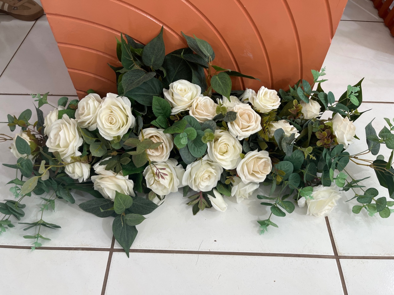 Arranjo Macarrão 80Cm Rosas Brancas - LÊ FESTAS LOCAÇÃO DE 