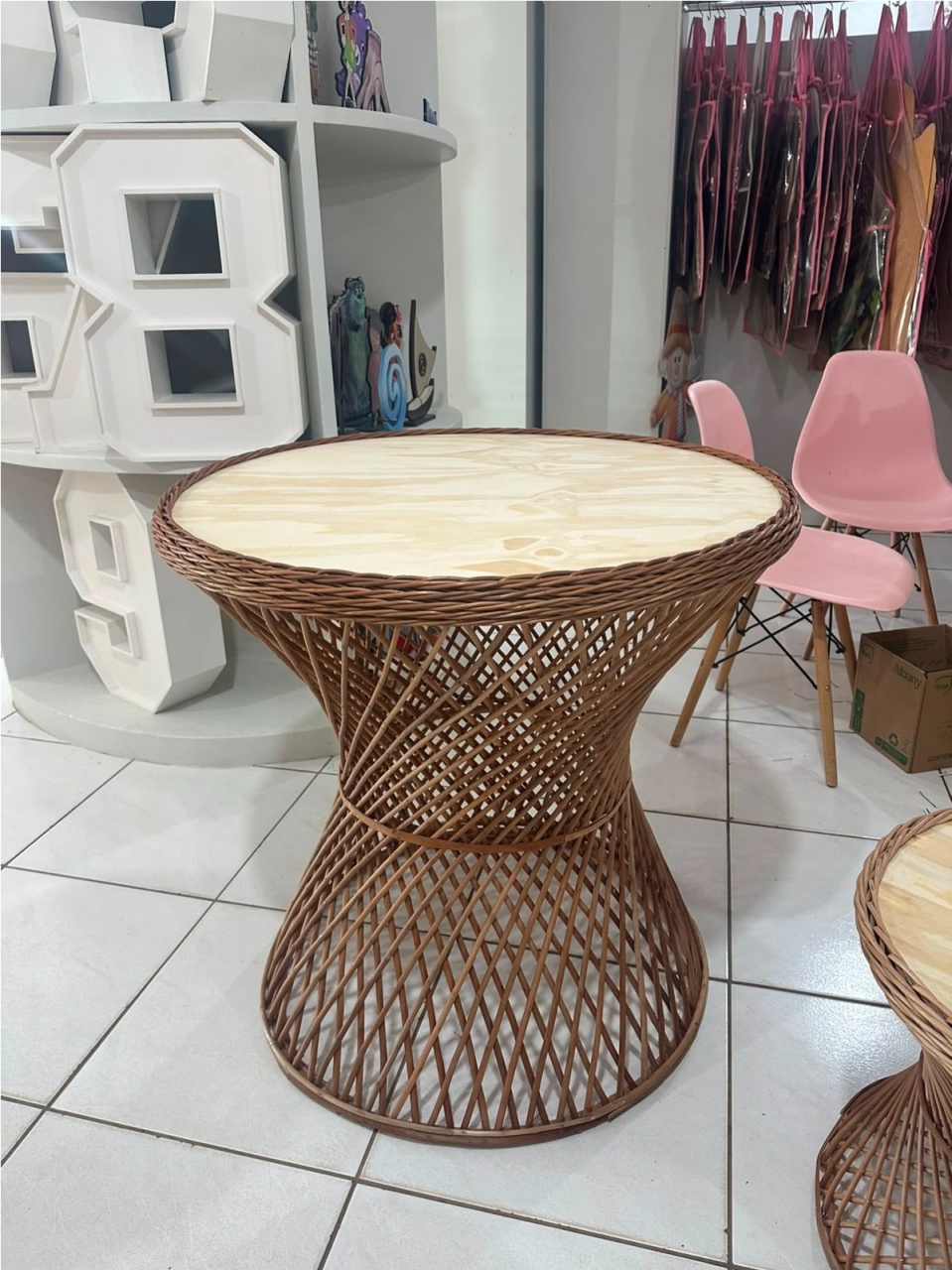 Mesa de Vime Cinturinha G 80X80 Sem Verniz - LÊ FESTAS LOCAÇÃO DE 
